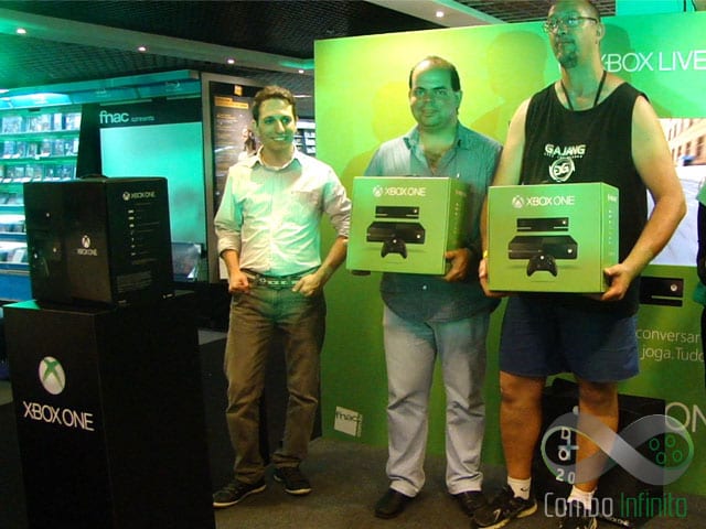 A esquerda Danilo Parise (Ger. produto da Microsoft), no meio Paulo Roberto (primeiro Comprador do console no Brasil) e a direita Eraldo da Silva (segundo comprador)