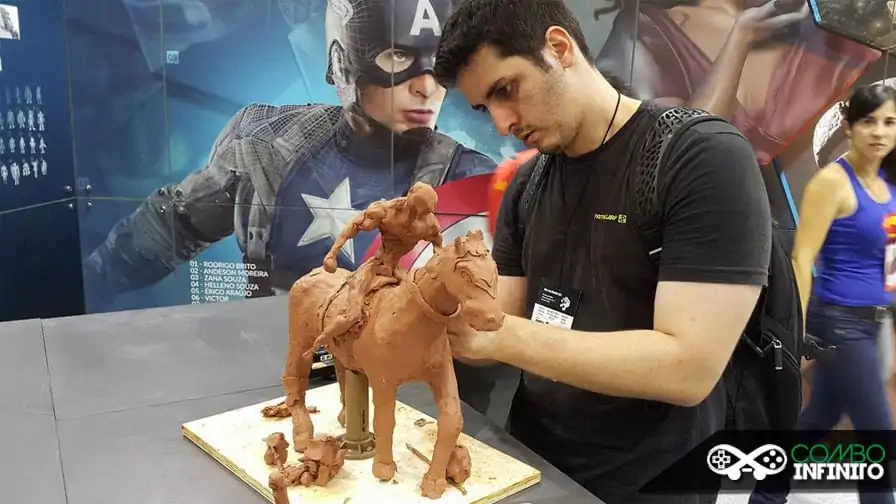 Visitantes se divertem em oficina de modelagem e escultura na CCXP