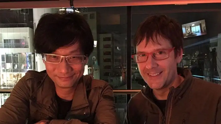 Hideo Kojima posa experimentando o PlayStation VR – Será que…?