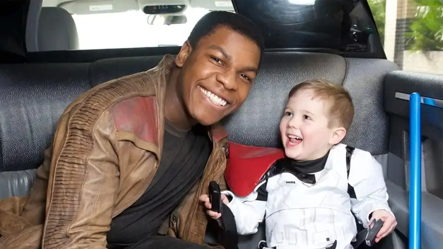 Ator de Star Wars VII utiliza a FORÇA para alegrar crianças com tumor cerebral