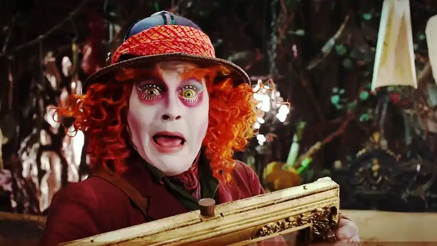 Alice: Através do Espelho recebe novo trailer mostrando o Tempo em pessoa