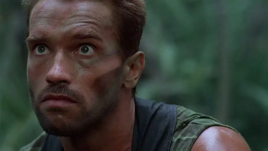 O PREDADOR: Arnold Schwarzenegger se reúne com equipe para retorno da franquia
