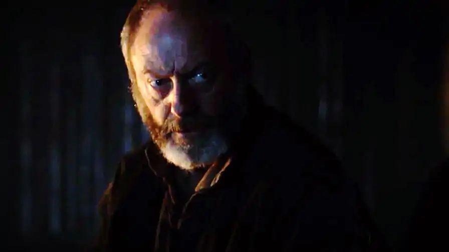 Nova cena de Game of Thrones mostra Ser Davos protegendo o corpo de Jon Snow