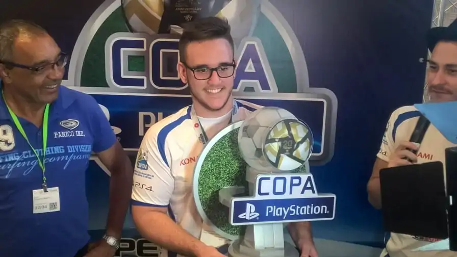 Brasileiro fica em segundo lugar na final de PES 2016 contra Francês