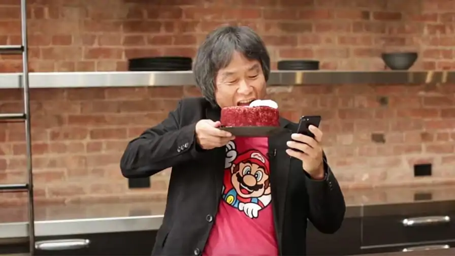 Shigeru Miyamoto mostra como jogar Super Mario Run e comer doces ao mesmo tempo