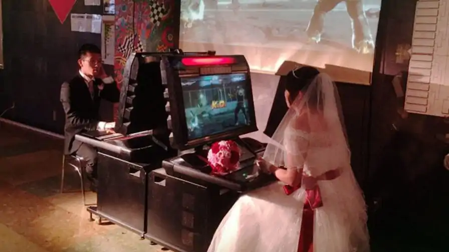Casamento gamer acontece em fliperama com direito a contra em Tekken