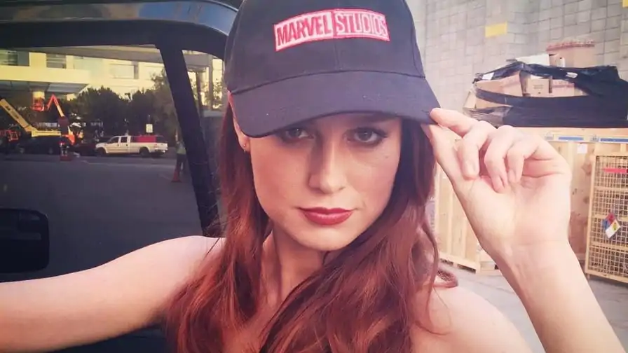 Estrela de Capitã Marvel, Brie Larson, é vista se preparando para gravações