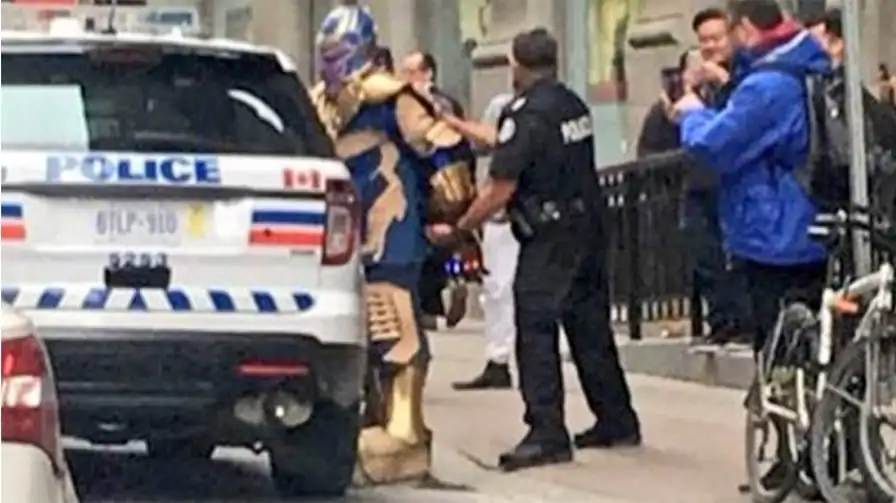 Quem precisa dos Vingadores? Homem fantasiado de Thanos é ”preso” pela polícia do Canadá!