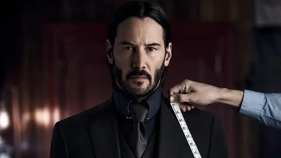 John Wick 3: Nova imagem mostra personagem misteriosa em cena com Keanu Reeves