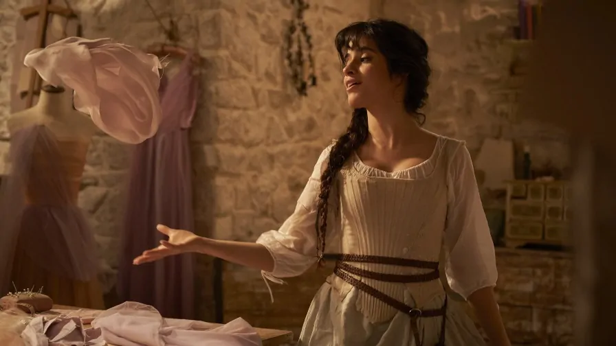 Cinderella: Camila Cabello para o trânsito com Flash Mob divulgando o filme