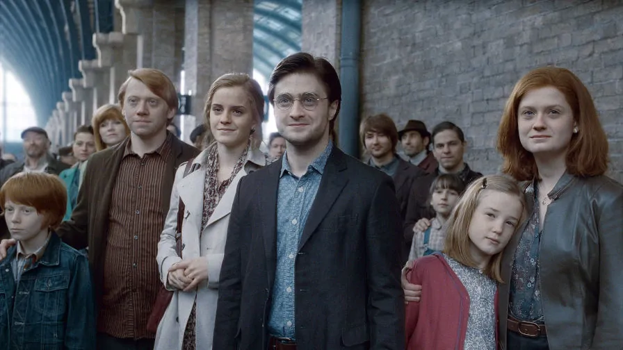 Eles estão de volta! Elenco aparece reunido em imagem do especial de Harry Potter