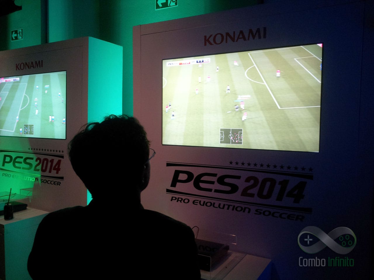 PES 2014 estava a disposição em diversas TVs durante o evento. Muitos jornalistas experimentaram o novo game em sua versão final.