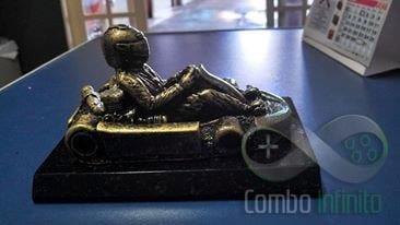 O troféu que Leonardo Scalco levou ao vencer a categoria de Karts em Gran Turismo 5.